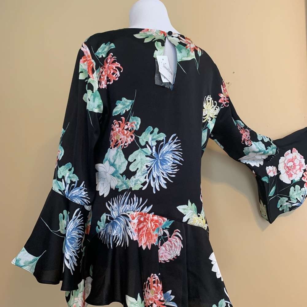 NEIMAN MARCUS ladies poly black floral fun flowy feminine top Size Small…